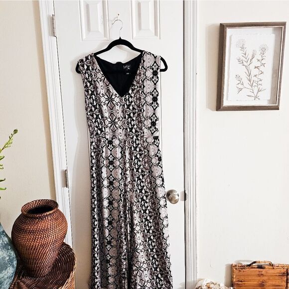 New Nicole Miller Reptile Cropped V- Neck Sleeveless Zipper Back Jumpsuit. - Picture 6 of 16